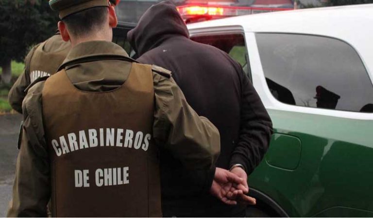 Carabineros Detuvo A Dos Mujeres Y Un Hombre Por Robo En C Ntrica