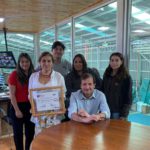 Equipo Senda Previene de Sagrada Familia, entregó un certificado de participación del programa Trabajar con Calidad de Vida a representantes de la empresa C.M.V.
